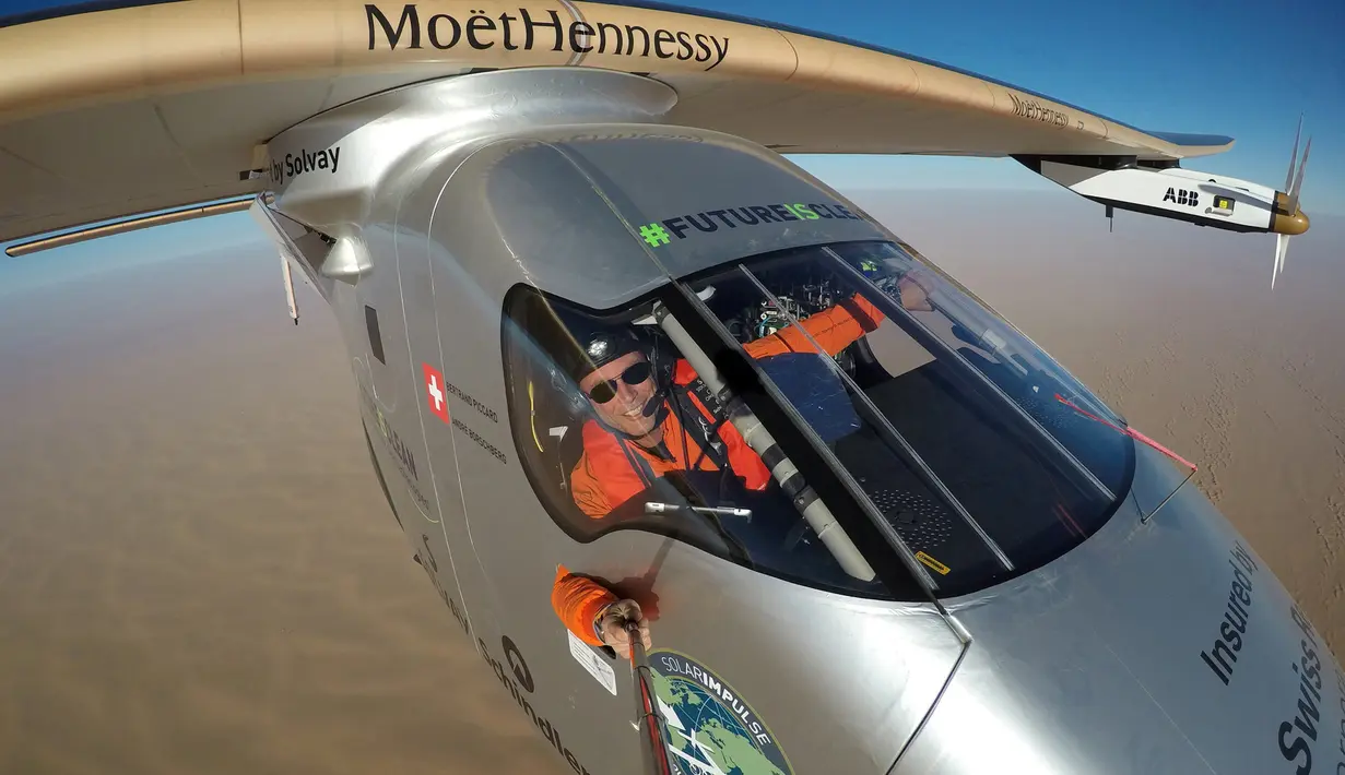 Pilot pesawat Bertrand Piccard berselfie saat perjalanan udara menggunakan pesawat tenaga surya Solar Impulse 2  di Semenanjung Arab, 25 Juli 2016. Ia dan rekannya melakukan perjalanan sekitar 40.000 km dan hampir 500 jam waktu terbang. (Reuters)