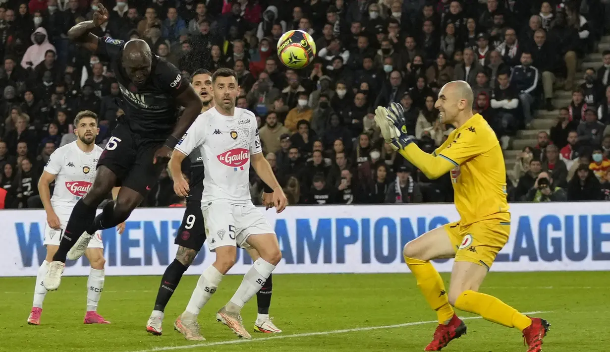 Gelandang Paris Saint-Germain (PSG) Danilo Pereira mencetak gol pembuka untuk timnya ke gawang Angers pada pekan ke-10 Ligue 1 Prancis 2021/2022 di Parc des Princes, Sabtu (16/10/2021) dini hari WIB. PSG memastikan kemenangan 2-1 lewat gol penalti Kylian Mbappe. (AP Photo/Francois Mori)