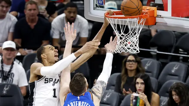Victor Wembanyama membantu Spurs mengalahkan Thunder di game keempat final Wilayah Barat NBA 2026 (AFP)