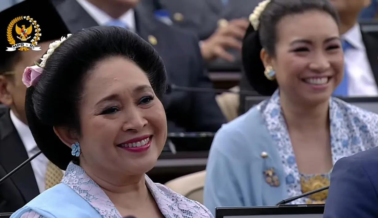 Bukan mendampingi Prabowo sebagai ibu negara, Titiek Soeharto hadir menjadi salah satu anggota DPR RI terpilih. Ia pun tampil dengan tampilan serba biru. [Youtube MPR]
