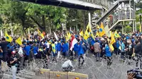 Kericuhan mewarnai aksi demonstrasi yang digelar mahasiswa di kawasan Istana Negara, Senin (5/9/2022). Sejumlah demonstran berupaya menerobos kawat berduri penyekat lokasi aksi.
