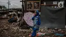 Seorang anak terlihat di antara reruntuhan rumah di kawasan permukiman Jalan Pancoran Buntu II, Pancoran, Jakarta, Selasa (30/3/2021). Anak-anak yang tidak tahu permasalahan atas sengketa tanah menjadi korban dan terpaksa bermain di sisa reruntuhan tempat tinggal mereka. (Liputan6.com/Johan Tallo)