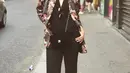 <p>Flower blazer dengan bahan satin silk&nbsp; berwarna hitam ini membuat tampilanmu menjadi tegas dan mewah.&nbsp;(instagram/chealseaislan)</p>