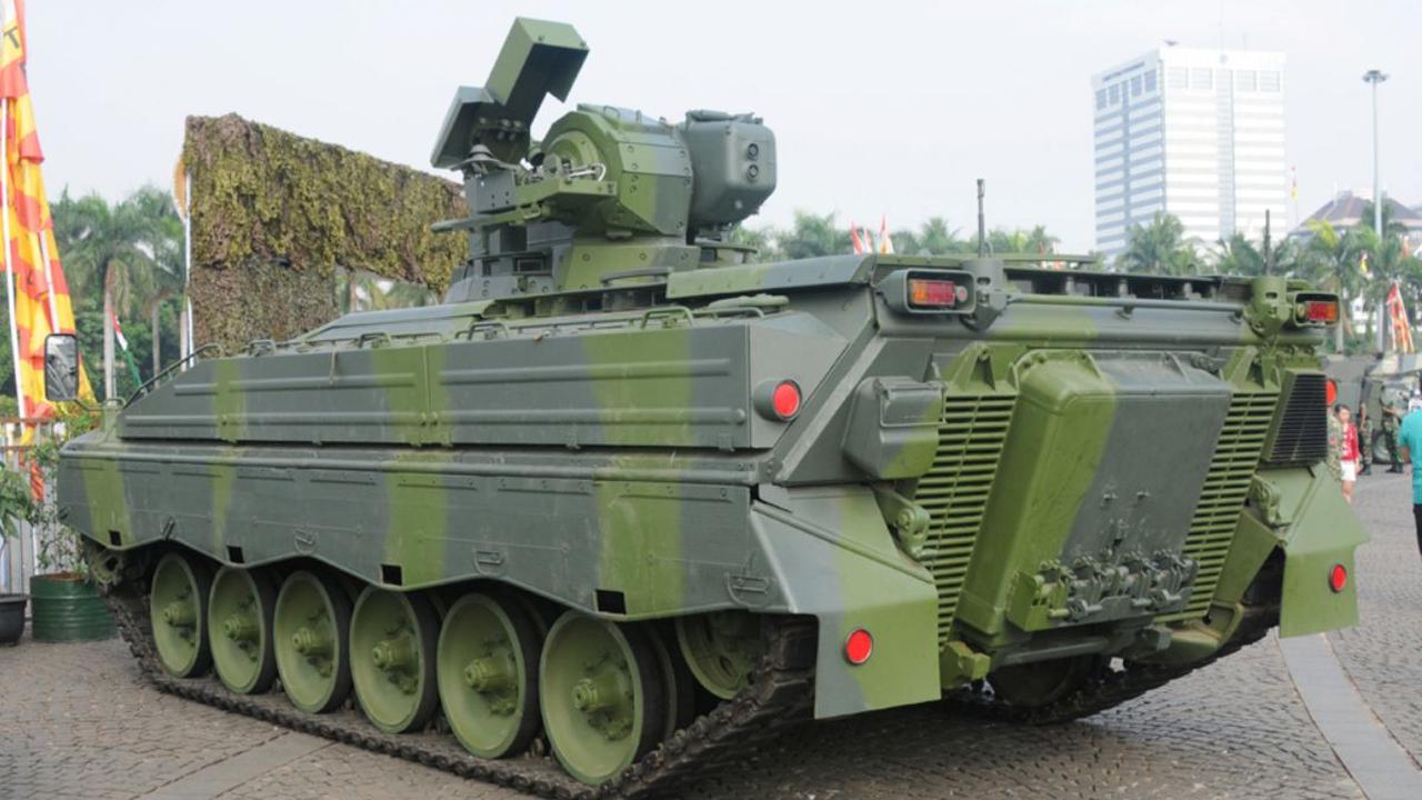 Leopard 2 merupakan tank jenis Main Battle Tank (MBT) dengan kemampuan tembak yang cukup mumpuni, beratnya pun mencapai 62 ton dengan jarak tembak 4 km.