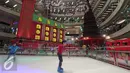 Sejumlah anak bermain ice skating di Mal Ciputra, Jakarta, Rabu (23/12). Jelang perayaan natal sejumlah mal di Jakarta mendekor mal bernuansa natal agar menjadi daya tarik. (Liputan6.com/Angga Yuniar)