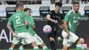 Pemain Tottenham Hotspur, Son Heung-min berusaha melepaskan tembakan di antara para pemain Newcastle dalam laga persahabatan yang berlangsung di Seoul World Cup Stadium, Seoul, Korea Selatan, Minggu (03/08/2025) waktu setempat. (AP Photo/Ahn Young-joon)