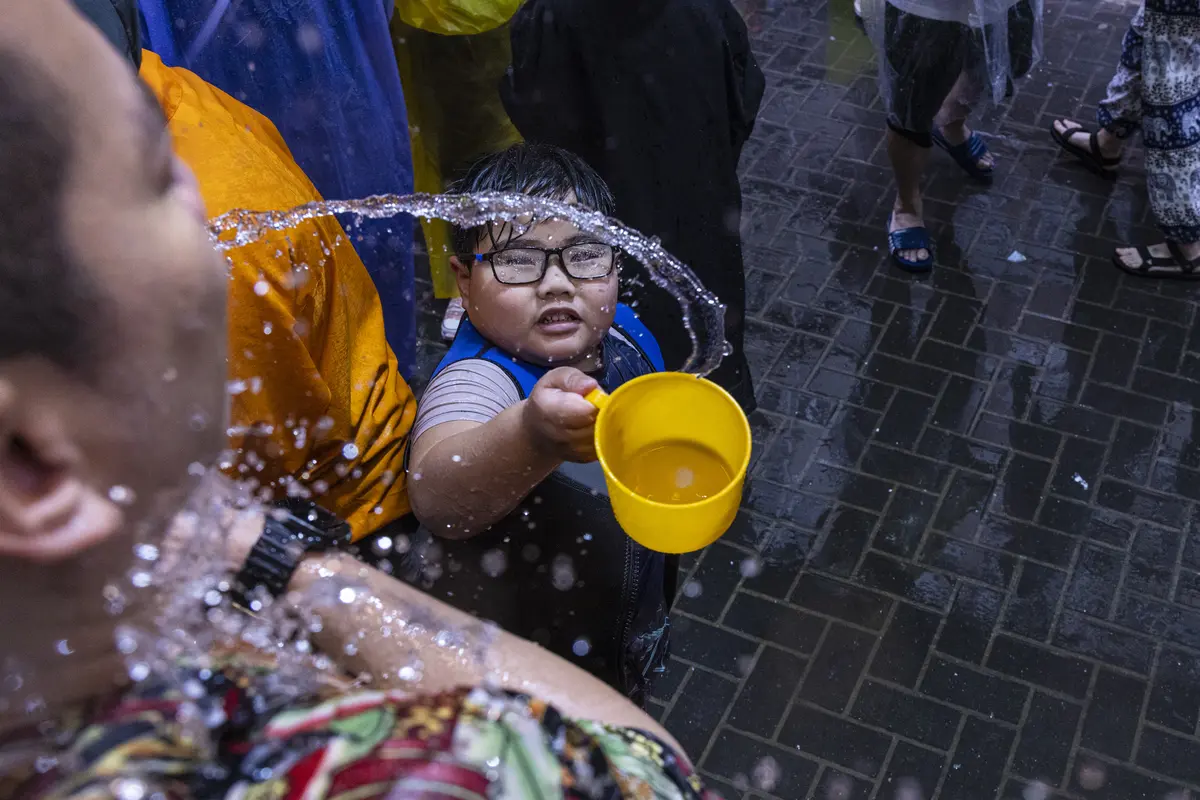 Perang Air Songkran Kembali ke Jalanan Hong Kong