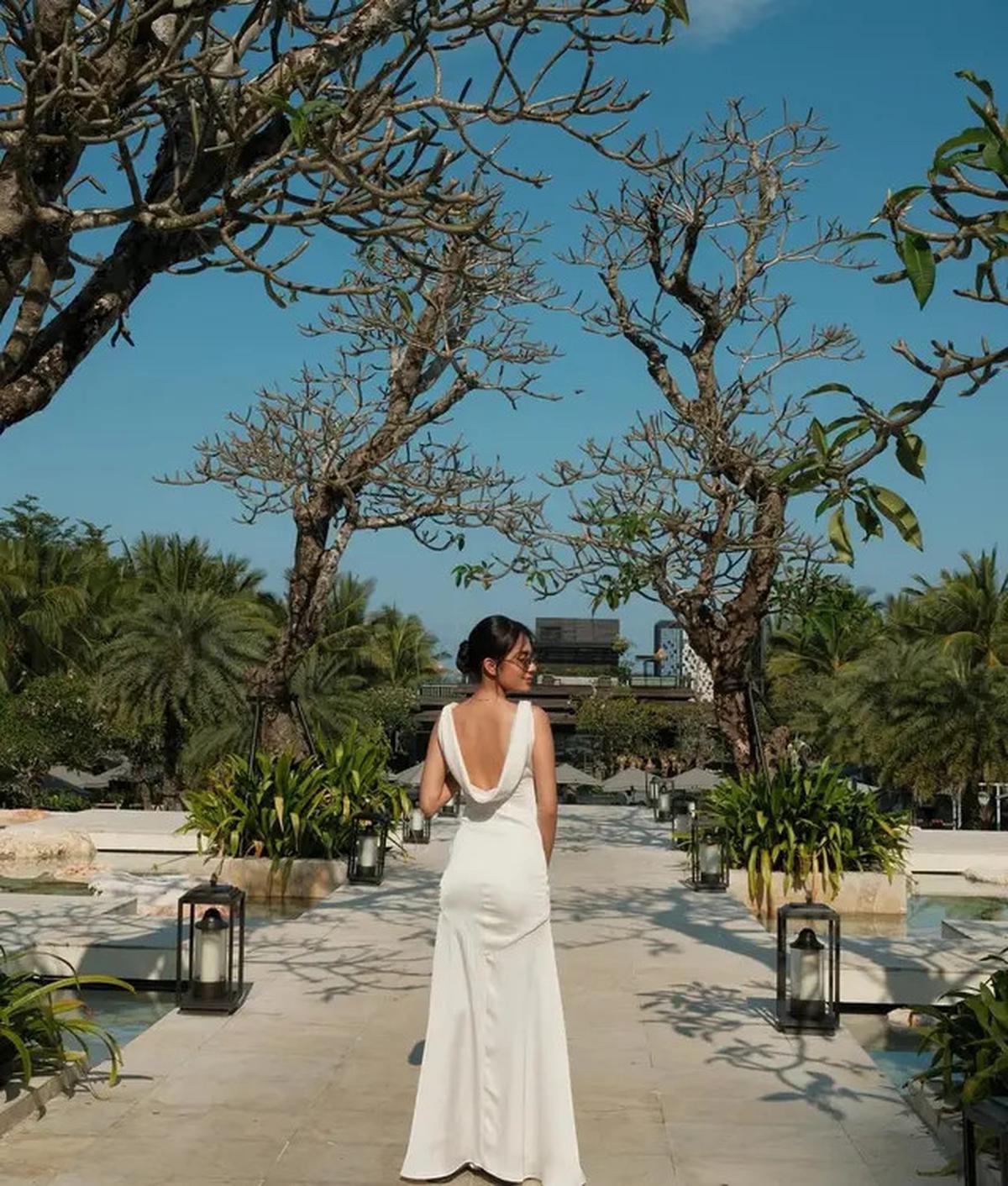 Gaya Berani Azizah Salsha Liburan di Bali Kenakan Dress Terbuka untuk Kondangan hingga Berjemur