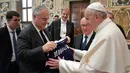 Presiden Lazio Claudio Lotito memberikan sebuah jersey kepada Paus Fransiskus saat audiensi pribadi di Vatikan, Roma, Italia (16/5). Audiensi digelar jelang final Coppa Italia antara Juventus dan Lazio. (AFP Photo/Osservatore Romano)