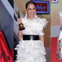 Berjalan di karpet merah sering menjadi pusat perhatian. Apalagi gaya busana unik, yang dikenakan. Begitu juga Selebriti yang hadir dalam ajang Penghargaan AMI Awards 2016 yang berlangsung Rabu (28/9) malam. (Deki Prayoga/Bintang.com)