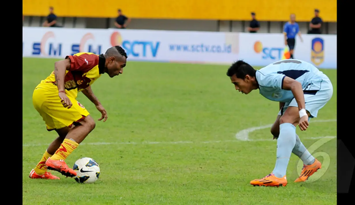 Penyerang Sriwijaya FC, Titus Bonai (kiri) saat mengontrol bola saat laga SCM Cup 2015 di Stadion Jakabaring, Palembang, Minggu (25/1/2015) Sriwijaya menang 2-1 atas Persela. (Liputan6.com/Johan Tallo)