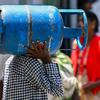 Warga membawa gas LPG di depan depo penjualan di tengah krisis ekonomi yang melanda di Kota Kolombo, Sri Lanka, Senin (23/5/2022). Pasokan gas terus menghadapi kekurangan akut, warga menunggu dalam antrean panjang untuk mendapatkan bahan bakar memasak. (AFP/ISHARA S. KODIKA)