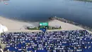 Umat Muslim saat melaksanakan Salat Idul Adha 1447 Hijriah di Pantai Lagoon, Ancol, Jakarta,  Rabu (27/5/2026). (merdeka.com/Arie Basuki)