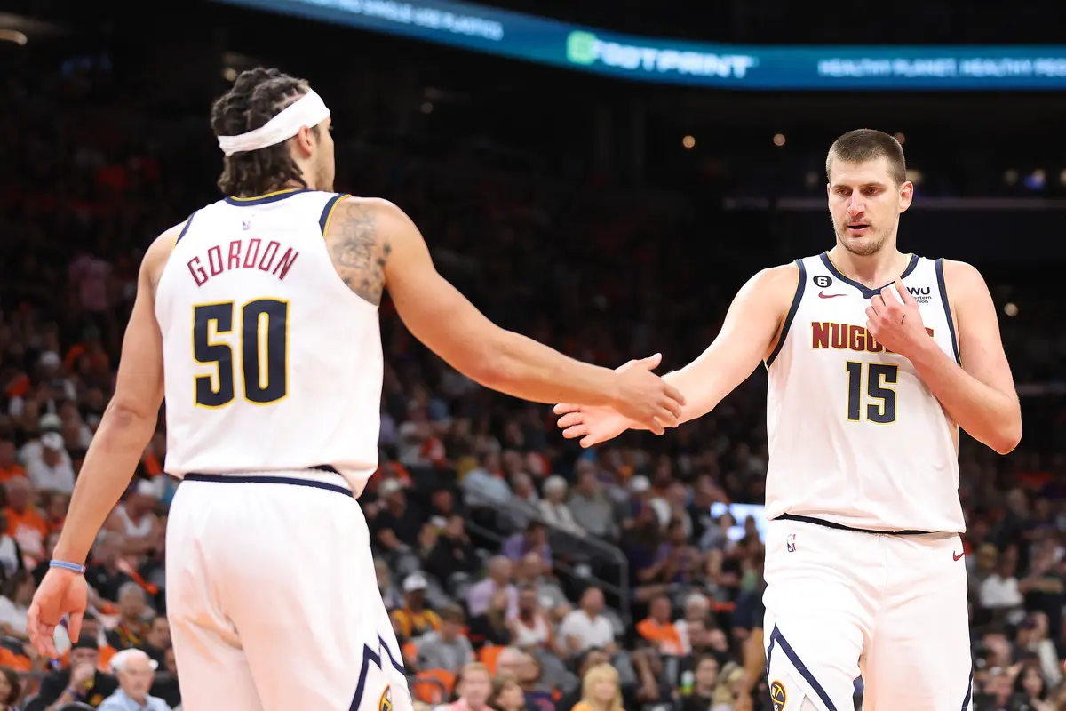 Selebrasi pemain Nuggets saat mendepak Suns di play-off NBA