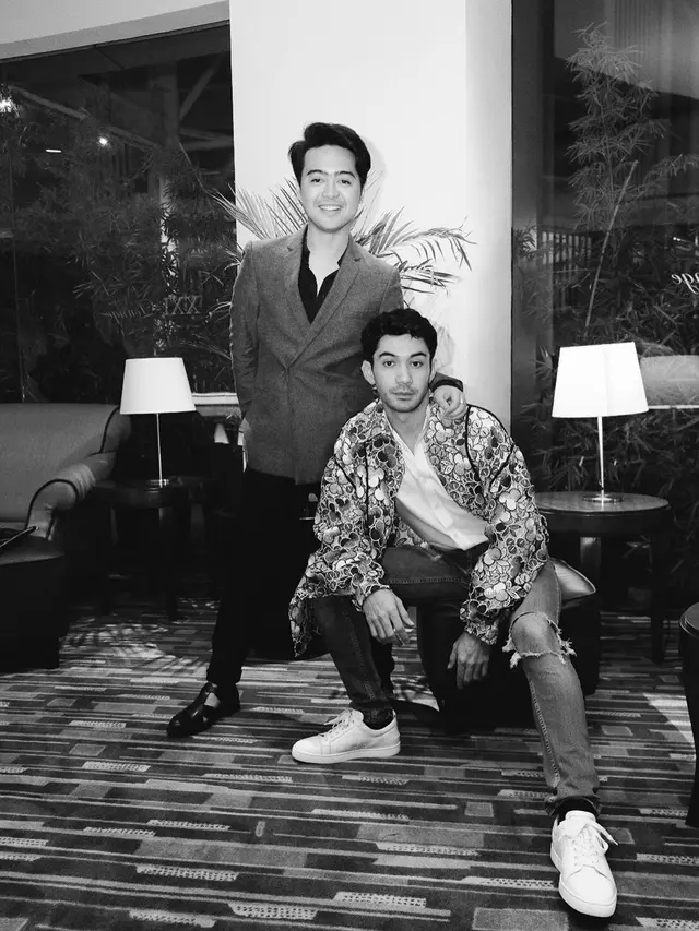 6 Momen Reza Rahadian Bersama Manajer, Kompak Bak Kakak Adik