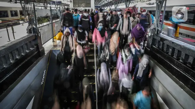 Arus Balik Mudik Lebaran 2022 di Stasiun Pasar Senen Mulai Ramai