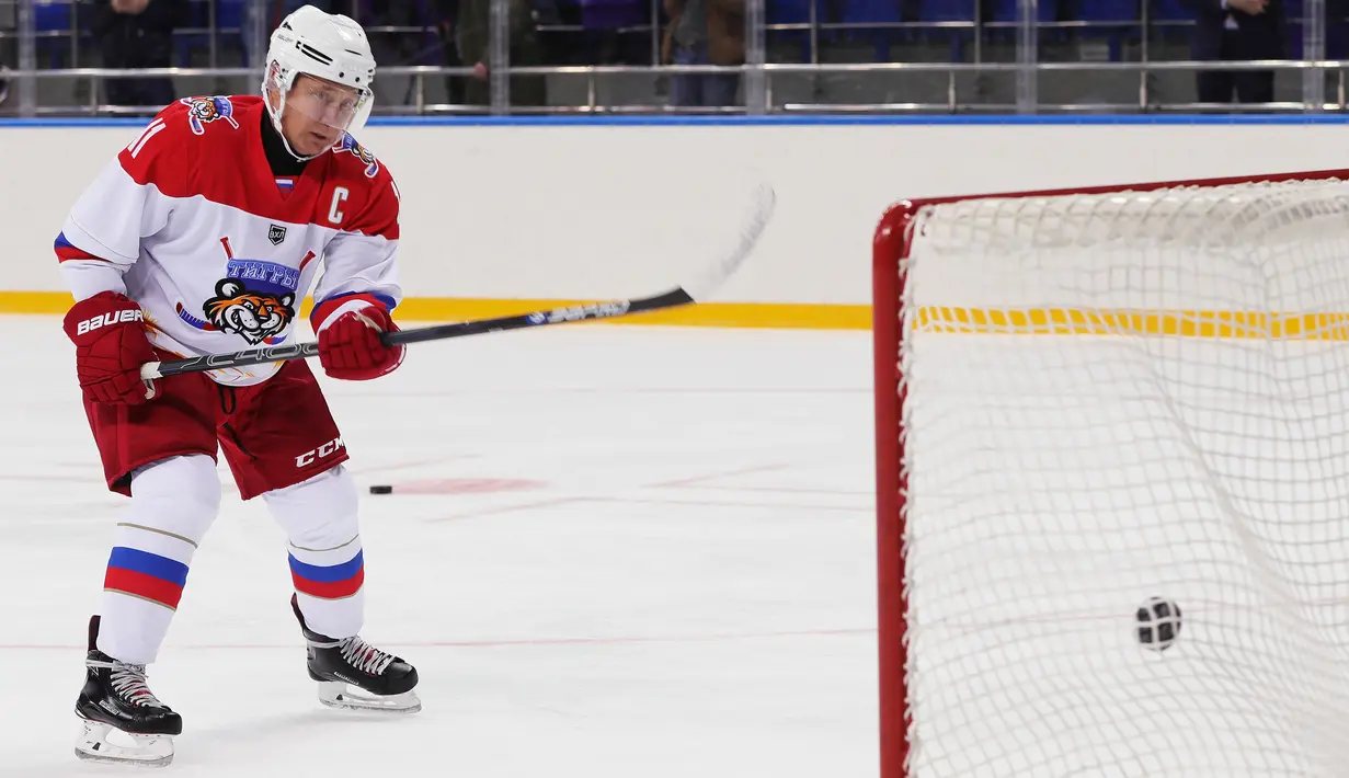 Presiden Rusia Vladimir Putin membobol gawang ketika bermain hoki es di Shayba Arena, Resor Laut Hitam Sochi, Rusia, (15/2). (Mikhail Klimentyev / Sputnik / AFP)