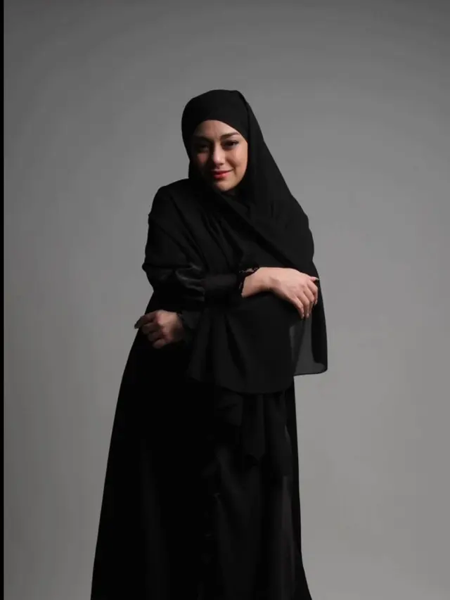 7 Potret Tampilan Celine Evangelista dalam Balutan Hijab Hitam di Pemotretan Terbaru, Tuai Pujian