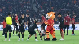Para pemain Persija merayakan momen spesial ini bersama keluarga mereka, mulai dari pasangan, istri, hingga anak-anak. (Bola.com/M Iqbal Ichsan)