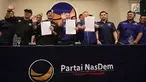 Ketua DPP Partai Nasdem Syahrul Yasin Limpo (dua kiri), Ketua Bapilu Partai NasDem, Effendy Choirie (tiga kiri) memberikan pernyataan sikap terkait  fitnah Rizal Ramli kepada Ketum Partai Nasdem di Jakarta, Selasa (11/9). (Liputan6.com/ Faizal Fanani)