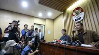 Kabag Informasi dan Pemberitaan KPK Priharsa Nugraha (kanan) memberikan keterangan pers, Jakarta, Sabtu (13/2). 3 dari enam orang yang terjaring OTT ditetapkan sebagai tersangka suap penundaan pengiriman salinan putusan kasasi.(Liputan6.com/Faizal Fanani)