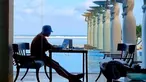 Pasti seru berkutat dengan laptop di tengah pemandangan yang cantik. (Foto: Instagram/ sonsukku)