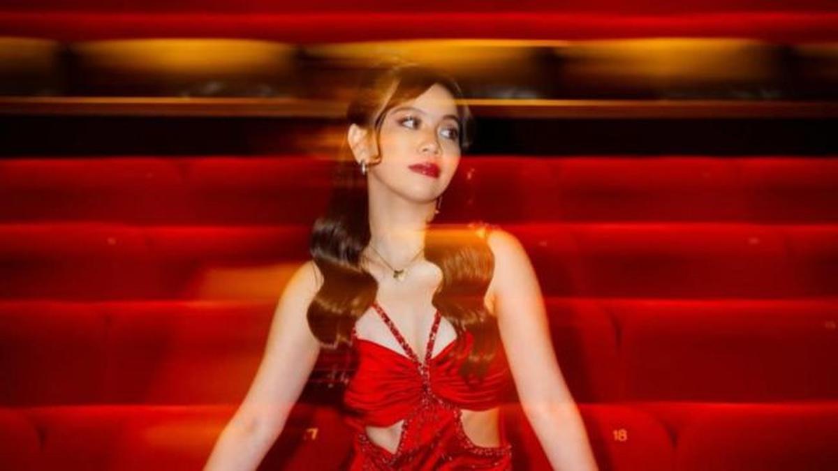 Memikat dengan Gaun Merah, 5 Pesona Frislly Herlind di Gala Premiere DESA MATI
