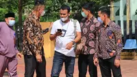 Protokol Pemkot Batam melarang seorang jurnalis mengambil gambar kegiatan pemusnahan puluhan ribu E-KTP di Kantor Disduk Capil, Sekupang, Kota Batam. (Liputan6.com/ Ajang Nurdin)
