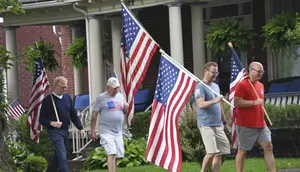 Masyarakat Amerika Serikat (AS) merayakan parade Fourth of July dengan membawa bendera di Westmont, Suburb of Johnstown, Selasa (4/7/2023). (John Rucosky/The Tribune-Democrat via AP)