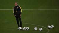 Pelatih Borussia Dortmund, Thomas Tuchel, memerhatikan anak asuhnya berlatih di Stadion Santiago Bernabeu, Selasa (6/12/2016). Dortmund bersua Real Madrid, Kamis (8/12/2016) dengan modal produktivitas tinggi.  (Reuters/Susana Vera)
