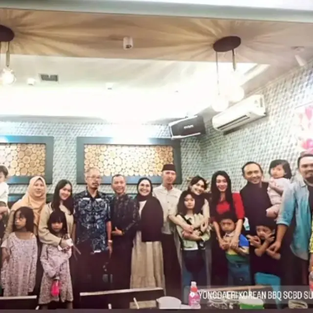 Bukber keluarga Ayu Ting Ting dan Muhammad Fardhana