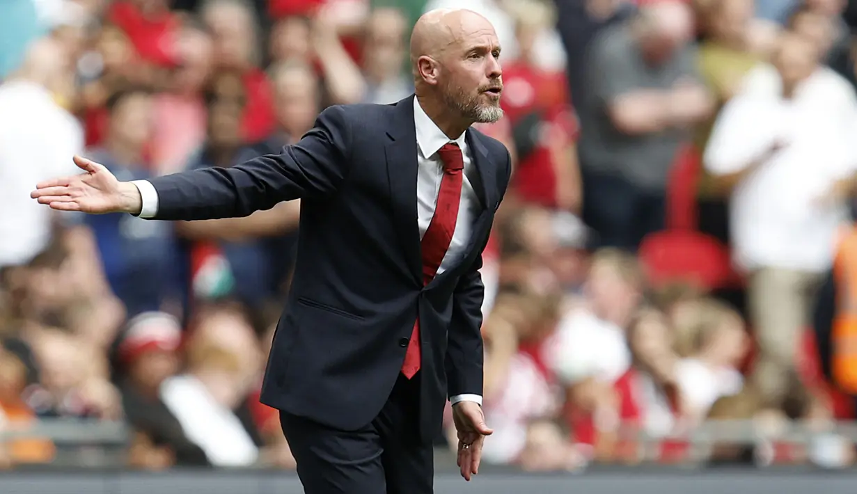 Pelatih Manchester United, Erik ten Hag memberi instruksi kepada pemainnya saat menghadapi Manchester City pada laga Community Shield 2024 di Wembley Stadium, London, Sabtu (10/8/2024). (AP Photo/David Cliff)