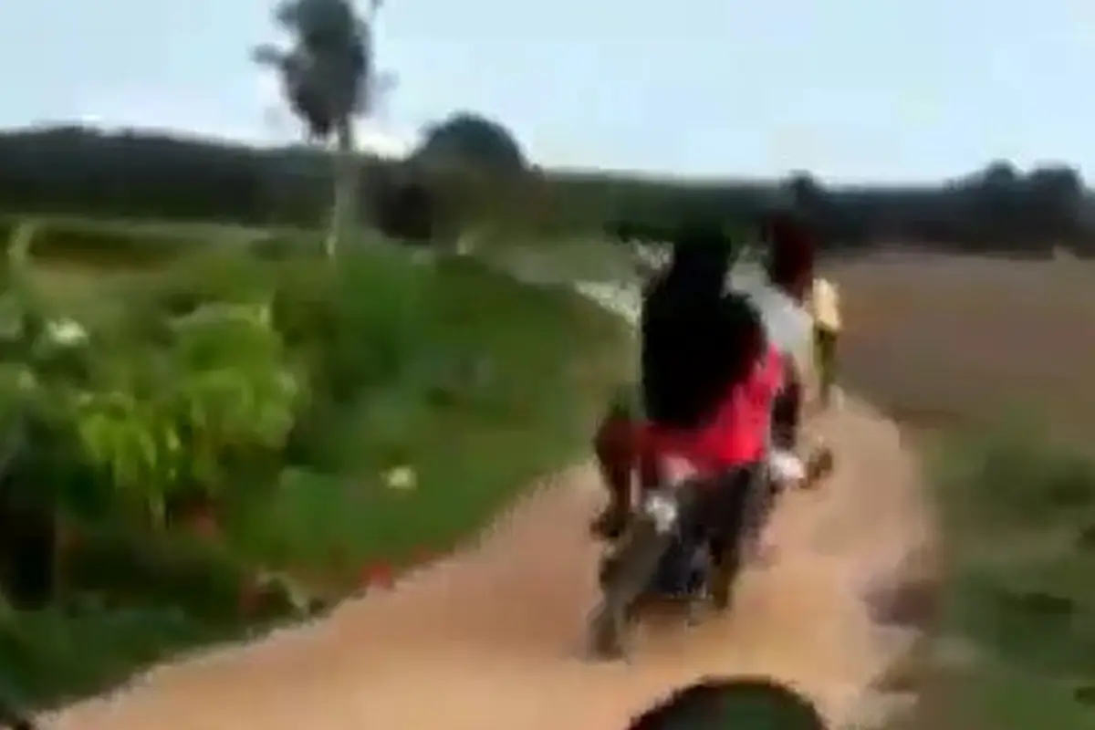 Mencoba aksi freestyle dengan sepeda motor