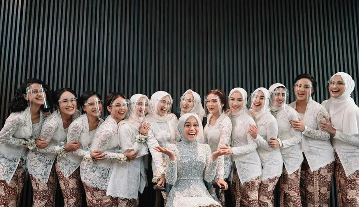 Busana bridesmaid Lesti Kejora dan Rizky Billar di momen lamaran juga bisa jadi inspirasi. Tampil dengan kebaya brokat putih dan kain jarik batik, para bridesmaid terlihat elegan nan sakral (Instagram/lestykejora).