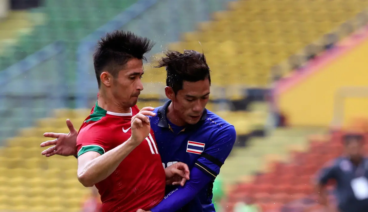 Bek Timnas Indonesia U-22, Gavin Kwan Adsit berusaha merebut bola dari pemain Thailand, Chaiyawat Buran saat bertanding di SEA Games 2017 di Shah Alam, Malaysia (15/8). Indonesia dan Thailand bermain imbang 1-1. (AP Photo / Vincent Thian)