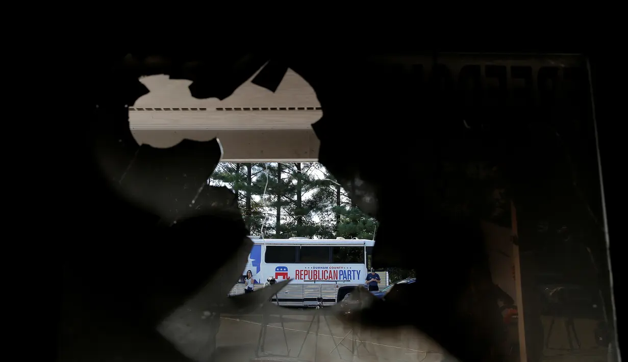 Kaca jendela pecah menyusul serangan bom tangan di Kantor Partai Republik di North Carolina, AS, Senin (17/10). Para pelaku melemparkan bahan yang mudah terbakar di dalam sebuah botol melalui jendela depan kantor itu. (REUTERS/Chris Keane)