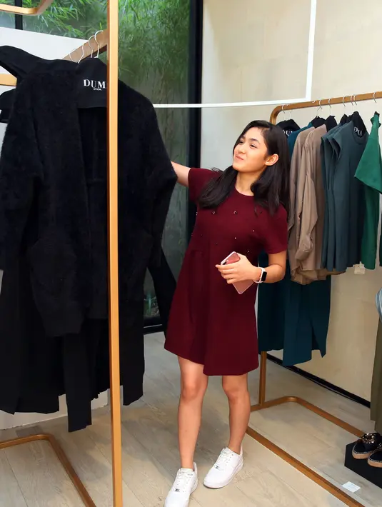 Bukan hanya Syifa Hadju, ada juga Cut Syfa , Amel Karla dan Alika Islamadina yang juga mencintai dunia fashion. Terlihat saat mereka hadir di kawasan Senopati untuk berbelanja di pop up store terbaru Duma Official. (Nurwahyunan/Bintang.com)