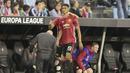 Marcus Rashford menerma ucapan selamat dari rekan-rekannya usai timnya mengalahkan Celta Vigo pada leg pertama semifinal Liga Europa di Balaidos stadium, Vigo, (4/5/2017). MU menang 1-0. (AP/Lalo R. Villar)