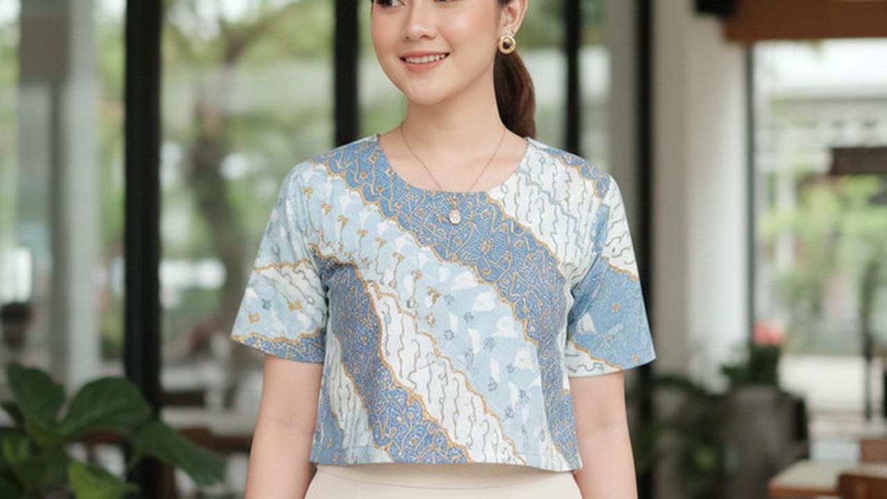 Model Atasan Batik Crop Cut dengan Rok High Waist