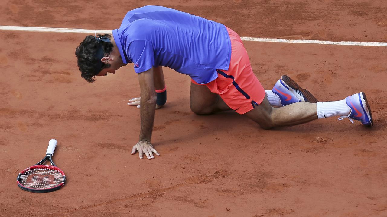 Roger Federer terpeleset pada perempat final Prancis Terbuka 2015 melawan Stan Wawrinka. Federer memilih absen di grand slam tersebut tahun ini. (AP Photo/David Vincent)