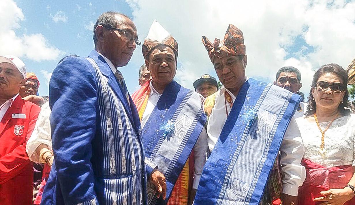 Cagub dan Cawagub NTT Benny K Harman dan Benny Litelnoni saat mengikuti Ritual Potong Kerbau, di tanah Sumba Daya Barat, Rabu (7/2). Penyambutan Ritual Potong Kerbau itu sebagai bentuk dukungan rakyat dari tanah Sumba Daya Barat. (Liputan6.com/Pool/Dodi)