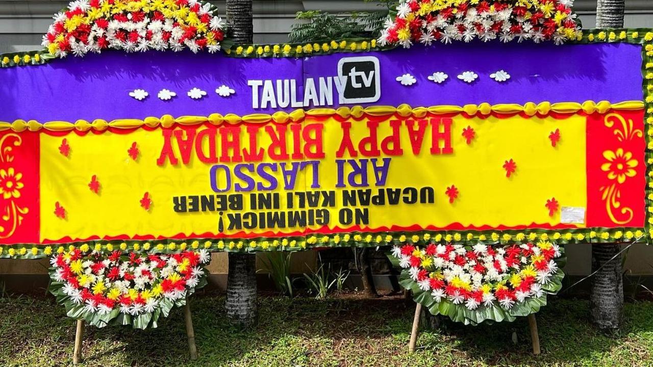 Ari Lasso mendapat kiriman bunga ucapan selamat ultah dari Andre Taulany.<br>
