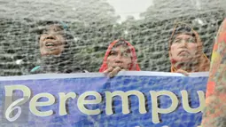 Sejumlah nelayan perempuan gelar demo menolak reklamasi teluk Jakarta di depan kantor DPRD DKI Jakarta, Kamis (28/1/2016). Mereka menyampaikan kekhawatirannya terhadap reklamasi yang bisa menyulitkan mencari ikan. (Liputan6.com/Yoppy Renato)
