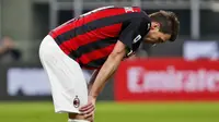 Striker AC Milan, Mario Mandzukic, tertunduk lesu usai ditaklukkan Atalanta pada laga Liga Italia di Stadion San Siro, Sabtu (23/1/2021). AC Milan takluk dengan skor 0-3. (AP/Antonio Calanni)