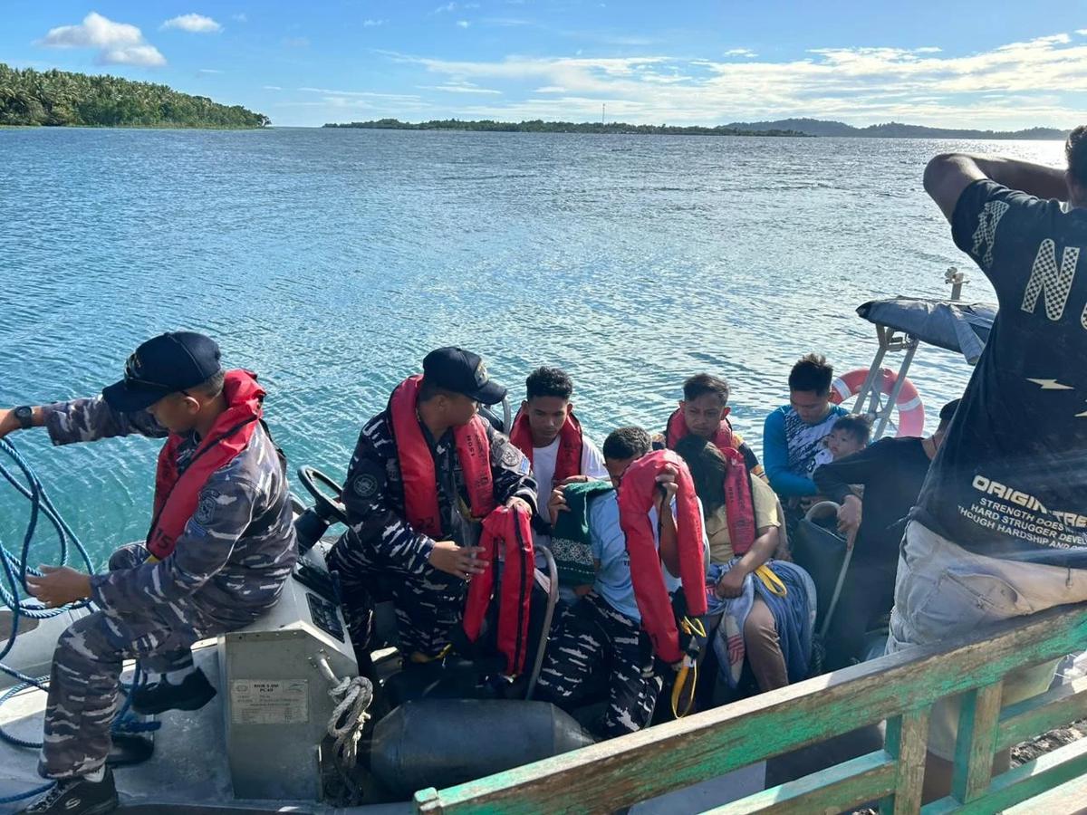FOTO: TNI AL Evakuasi Korban Kecelakaan Kapal di Perairan Pulau Talise