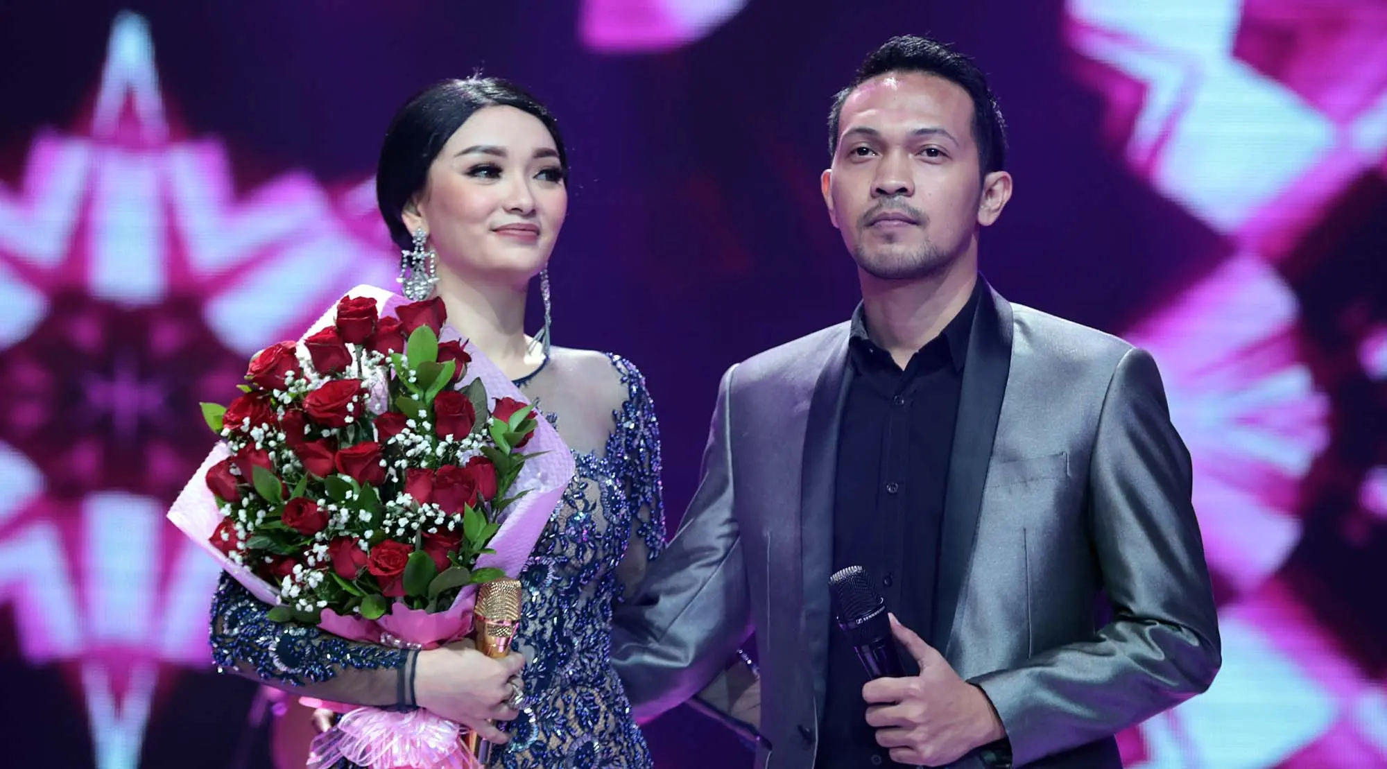 Rona bahagia Zaskia Gotik di Panggung Konser Lebaran Bidadari Dagdut memang tak bisa terbayangkan. Cukup mengejutkan, pasalnya saat itu Zaskia dilamar oleh sang kekasih, Ryan. (Deki Prayoga/Bintang.com)