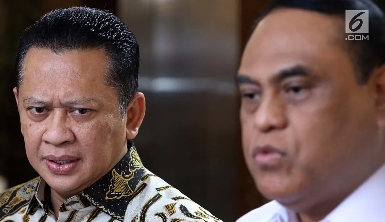Ketua DPR Bambang Soesatyo memberikan keterangan usai menemui Menpan RB Syafruddin di Gedung Nusantara III Komplek Parlemen Senayan, Selasa (23/7/2019). Dalam pertemuan Menpan RB mengatakan kepada Ketua DPR Bamsoet ada 23 lembaga negara yang terkena akuisisi. (Liputan6.com/Johan Tallo)