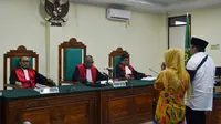 Majelis hakim PN Tipikor Bengkulu menjatuhkan vonis 8 tahun penjara kepada Ridwan Mukti dan Lily Martiani Maddari (Liputan6.com/Yuliardi Hardjo)