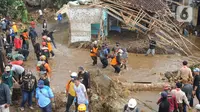 Tim SAR gabungan TNI, Polri, dan relawan membersihkan material longsor usai banjir bandang menerjang Kampung Cibuntu, Desa Pasawahan, Kecamatan Cicurug, Sukabumi, Selasa (22/9/2020). Banjir mengakibatkan puluhan bangunan rusak berat, 12 rumah hanyut, dan dua korban hilang. (merdeka.com/Arie Basuki)