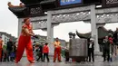 Seorang anggota Klub Gasing Kylin Guiyang memainkan sebuah gasing raksasa di Lapangan Jiaxiulou di Guiyang, Provinsi Guizhou, China barat daya, (15/5/2020). Agar gasing raksasa itu dapat berputar tanpa henti, sedikitnya 20 orang harus memutarnya secara bergantian. (Xinhua/Ou Dongqu)
